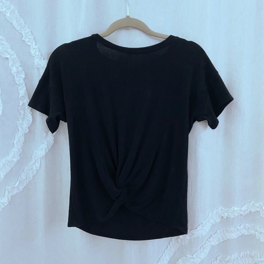 Women’s knotted front top